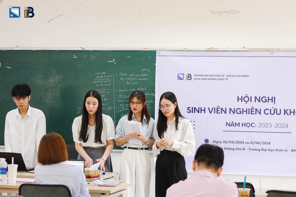 Phương Nhi cùng các thành viên trong nhóm nghiên cứu