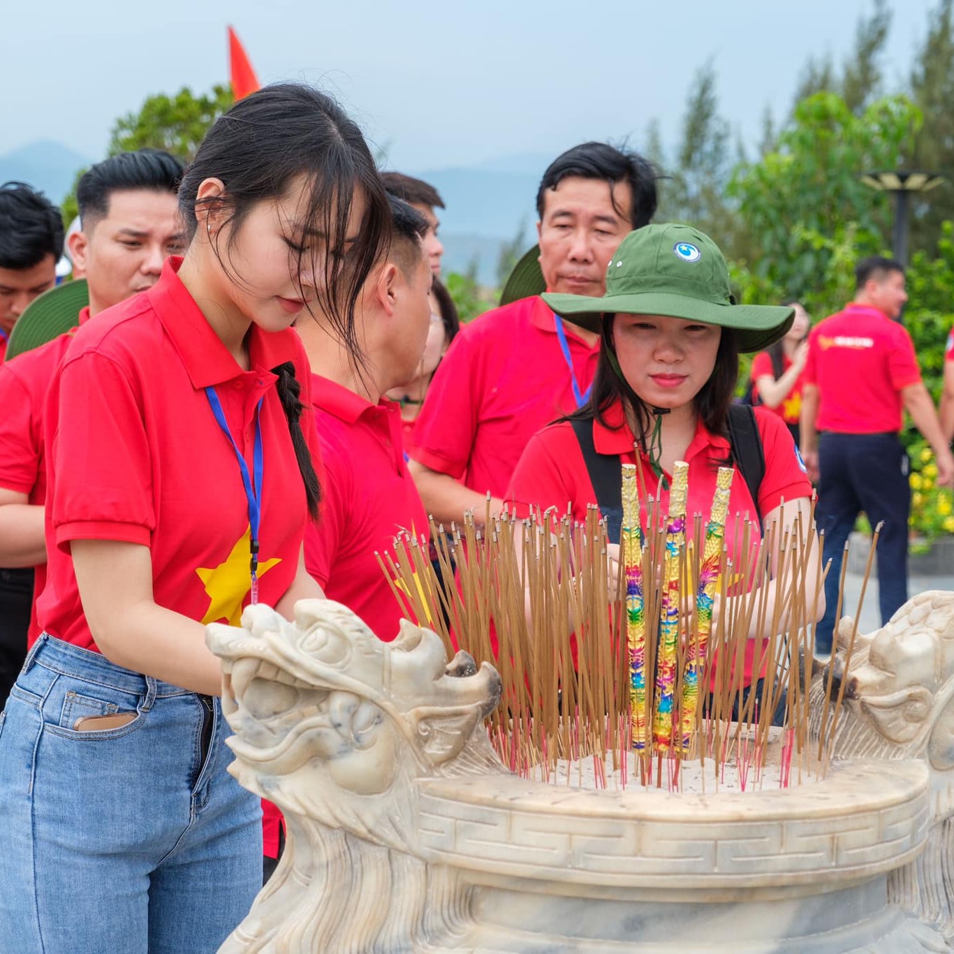 Minh Phương cùng đoàn thắp hương tại Đài tưởng niệm 64 chiến sĩ đã hy sinh trên đảo Gạc Ma